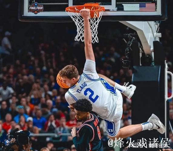 弗拉格挑篮命中造成犯规,加罚不中错失40分、独行侠落后1分 弗拉格挑篮命中造成犯规,加罚不中错失40分、独行侠落后1分