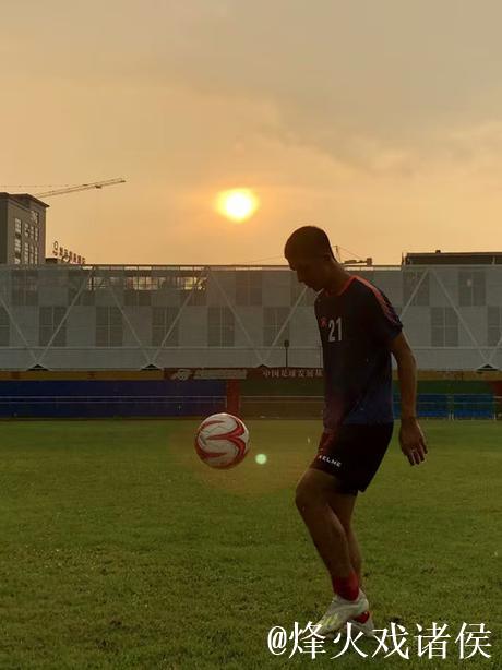 25岁职业球员改行卖肠粉:对中国足球死心了